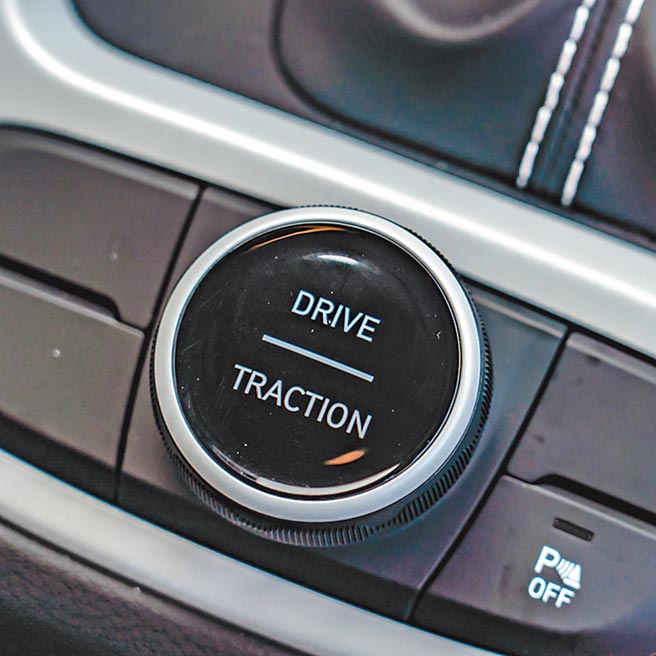 VENUE配备多重驾驶模式，功能旋钮位在排檔座后方，除了一般（NORMAL）、经济（ECO）、运动（SPORT）外，还有适合户外轻度探险的雪地（SNOW）、泥泞（MUD）和砂地（SAND）等共6种进阶多重驾驭模式。（南阳实业提供）