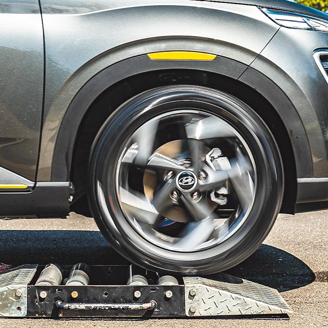 当前轮取得抓地力时，即可带动车辆脱困。（南阳实业提供）