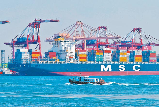 高雄港码头的货运船。（本报系资料照片）