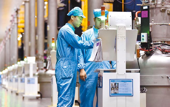 河北邢台經濟開發區一家新能源材料生產企業工人在生產線上工作。（新華社資料照片）