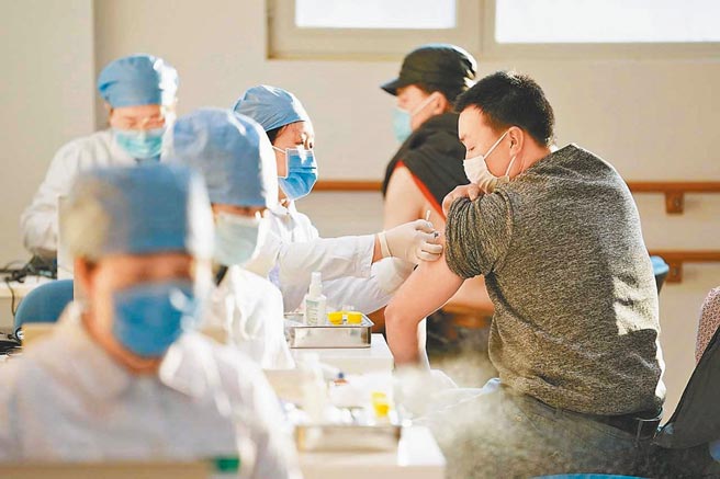 近日，在紅蓮社區衛生服務站，西城區組織餐飲業和涉及進口冷鏈食品的從業人員進行新冠疫苗接種。（方非攝）