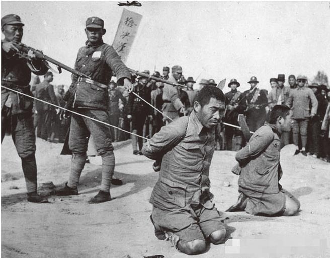 抗战后惩治汉奸。（时报出版提供）