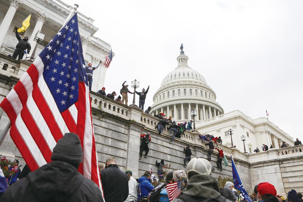 支持川普的暴力示威者衝進了華盛頓的國會大廈。圖／路透