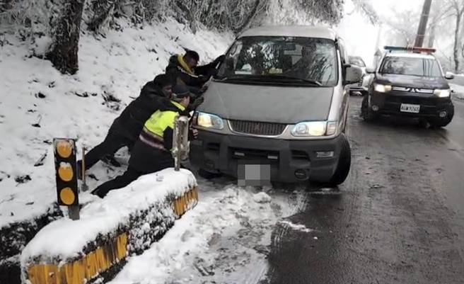 民眾上太平山赏雪车辆打滑受困，员警协助推车解围。(宜兰三星分局提供)