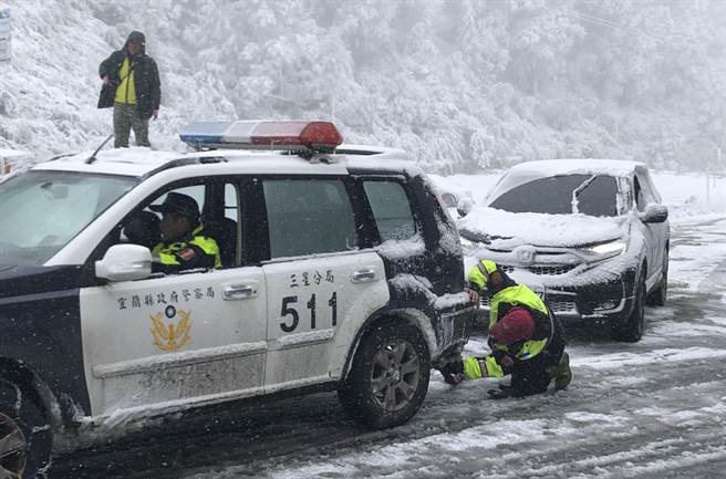 上太平山民眾车辆因低温无法启动，警方协助拖车。(宜兰三星分局提供)