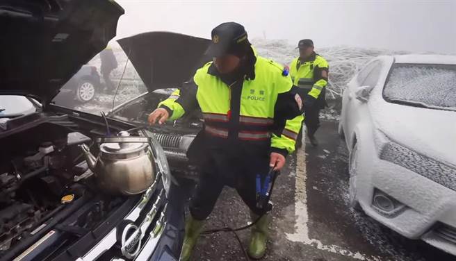 赏雪民眾车辆引擎结冰，员警协助解困。(宜兰三星分局提供)