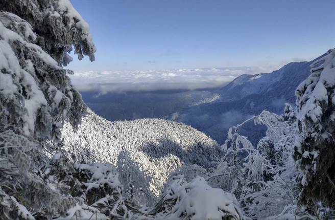 太平山雪景迷人，吸引许多民眾上山追雪。(宜兰三星分局提供)