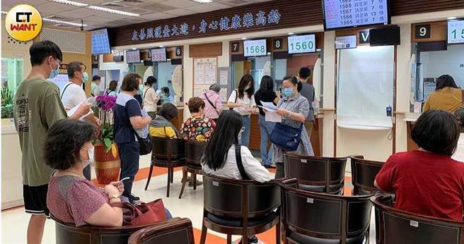 健保连年亏损，2021年缺口恐高达770亿，让卫福部必须积极寻找财源。（图／马景平摄）