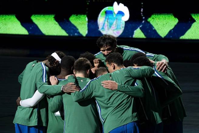 独行侠球员开赛前围在一起说话。（美联社资料照）