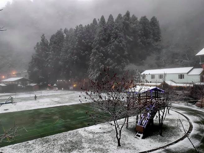 新光國小下雪景象。（新竹縣政府提供／羅浚濱新竹傳真）
