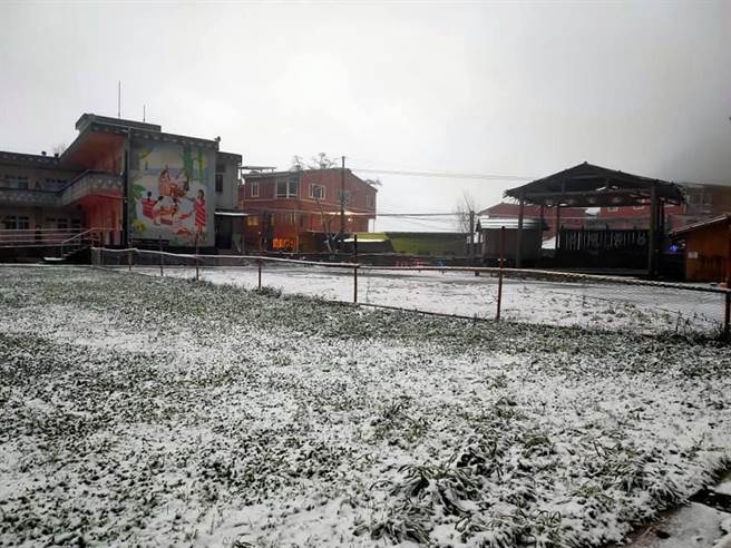 秀巒國小下雪景象。（新竹縣政府提供／羅浚濱新竹傳真）