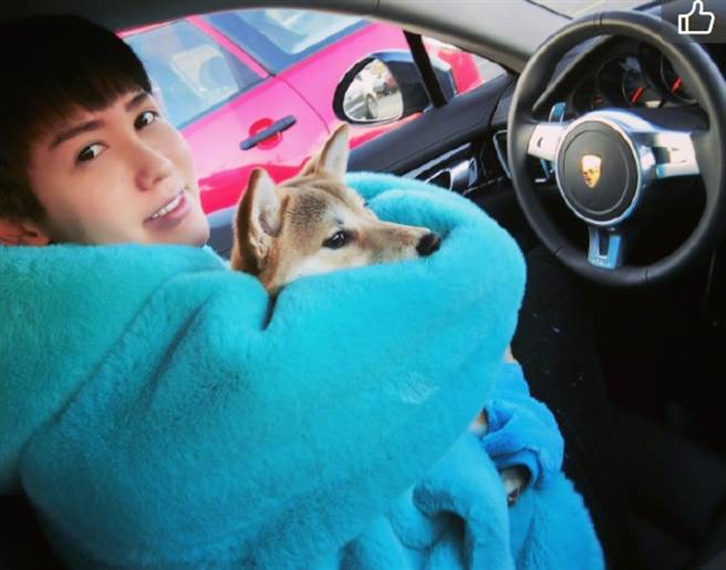 蛇精男日前宣布自己确诊新冠肺炎。(图/翻摄自刘梓晨微博)