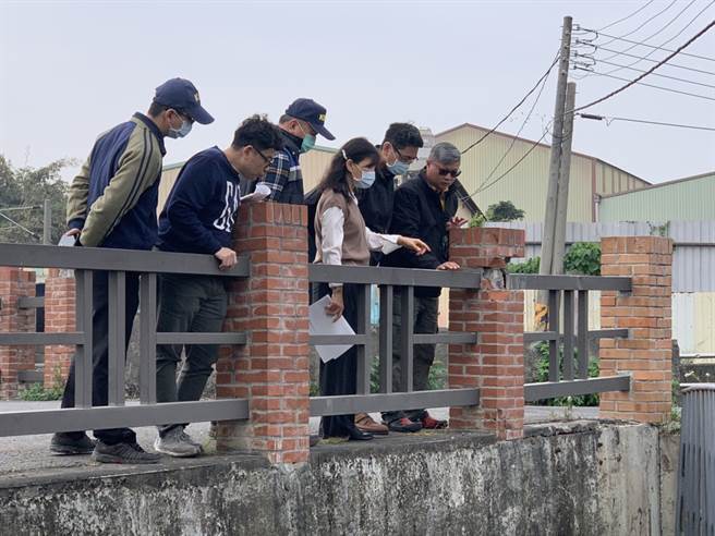 高巿府环保局长张瑞珲（右三）带队巡查凤山圳水质状况。（环保局提供／曹明正高雄传真）