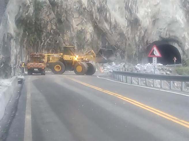 中橫公路台8線174k＋920、錐麓隧道東口附近，出現大量落石，現場相當危險，警方拉大封鎖線。（新城警分局提供、王志偉花蓮傳真）