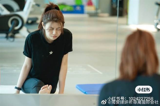 陳妍希劈腿表情痛苦。（圖／取材自獨愛陳妍希專屬國際會社微博）