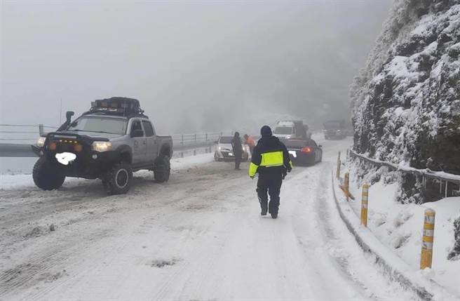 仁愛警分局員警，提醒到合歡山賞雪民眾，為愛車加裝雪鏈。（仁愛警分局提供／廖志晃南投傳真）