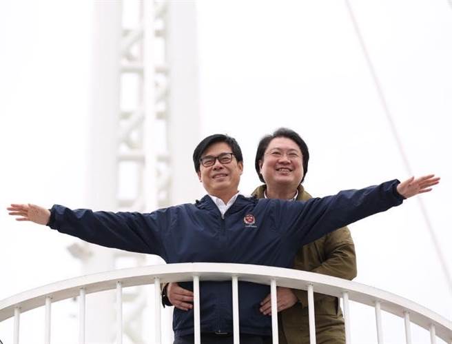 高雄市长陈其迈、基隆市长林右昌合体宣传国旅，上演台版《铁达尼号》。（图／摘自林右昌脸书）