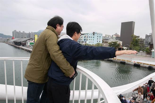 高雄市长陈其迈、基隆市长林右昌合体宣传国旅，上演台版《铁达尼号》。（图／摘自陈其迈脸书）