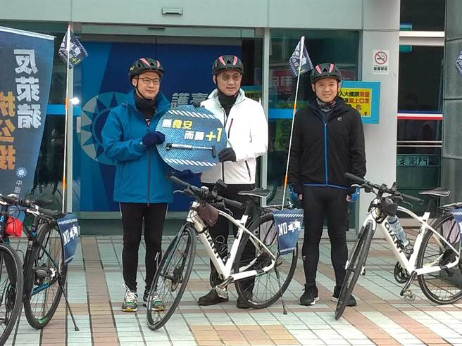 罗智强(左)、何志勇(右)进行「公投连署，纵骑台湾」，江启臣(中)到场送上「打气筒」。(黄福其摄) 