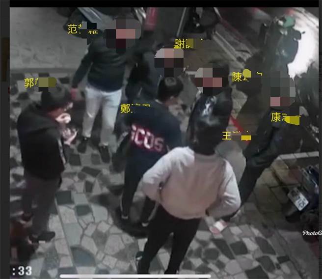 范男一怒之下持酒瓶砸伤陈男头部，两派人马在店外扭打。（翻摄）