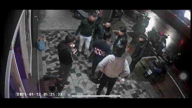 范男一怒之下持酒瓶砸伤陈男头部，两派人马在店外扭打。（翻摄）