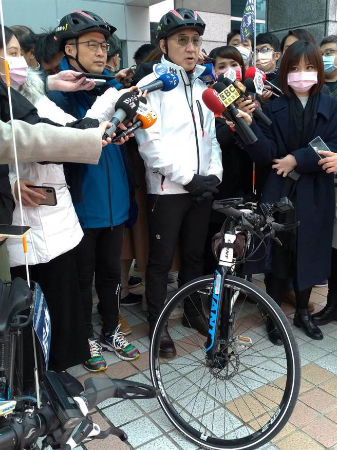 江启臣上午受访。(黄福其摄)