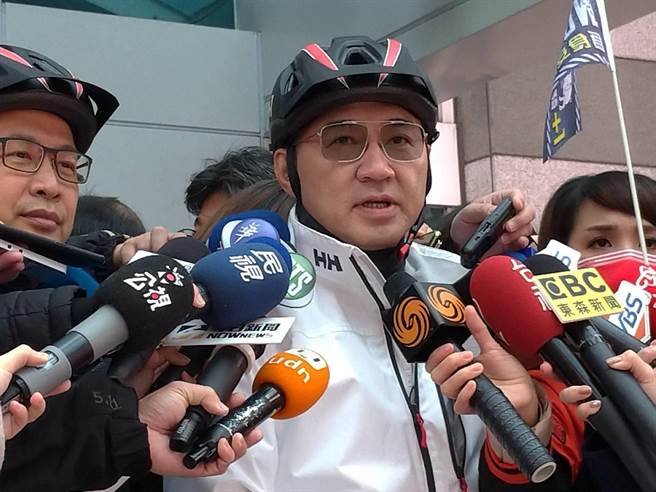 江啟臣上午受訪。(黃福其攝)