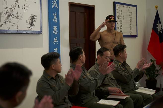 桃员市议员简智翔受邀在《国际桥牌社2》中饰演海龙连长的角色。（图／摘自简智翔脸书）