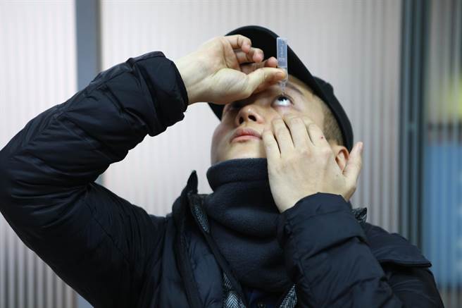 台北市大安区卧龙里长邱奕承遭钱柜服务员误把酒精当额温枪，朝脸部喷3、4下，造成糜烂性角膜炎，现在每天都要点好几次人工泪液。（张立勋摄）