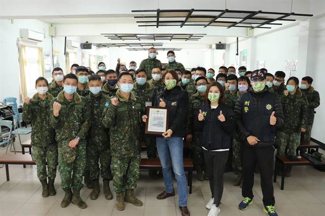 金城警分局長胡淑淨親自領軍前進金防部，以「被詐騙的感覺、像極了愛情」為主題與國軍官兵開講。（警方提供）