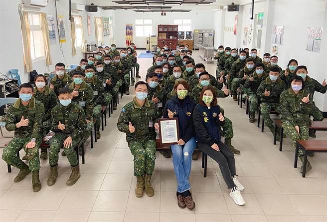 胡淑淨分局長前進金防部，向官兵分析各種詐騙類型和常見手法。（警方提供）