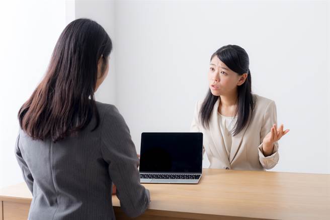 被碎念或听废话时，把听觉的注意力转移至视觉，有助让认知系统忙于处理视觉讯息，让他所说的内容挤不进来，变成背景杂音。(示意图/Shutterstock)