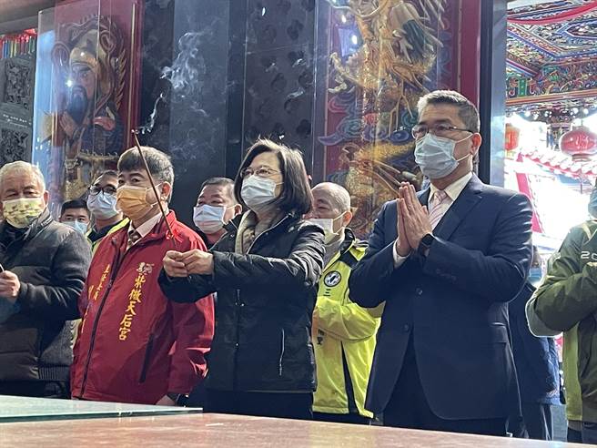内政部长徐国勇今陪同总统蔡英文到三峡紫微天后宫参拜，他表示，行政院长苏贞昌昨已指示暂缓施行新式数位身分证。（记者蔡雯如摄）