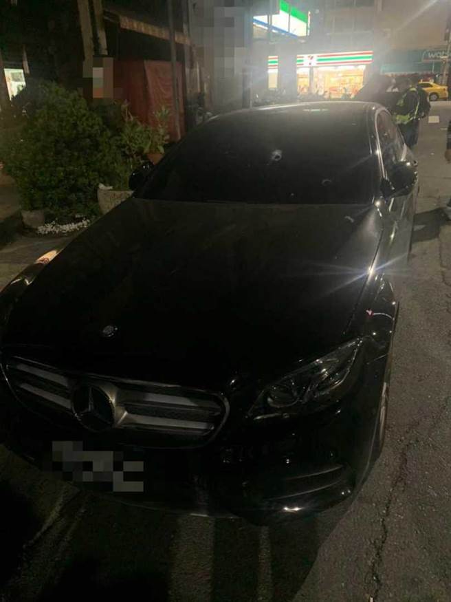 于男賓士車停在三民區河北二路，無辜遭3煞開7槍，所幸無人受傷。（圖／讀者提供）
