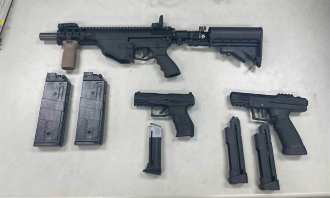 警方起出3把長短瓦斯槍。（圖／讀者提供）