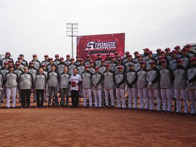 乐天桃猿队今天在嘉义县立棒球场开训，并揭示新球季精神标语Stronger Together（一起变强）。（廖德修摄）