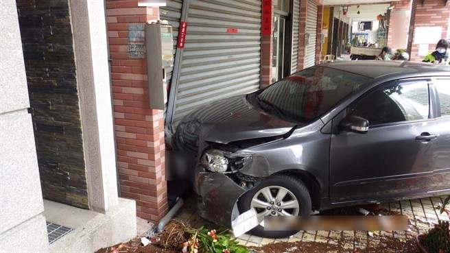 刘女疑似不熟练车况，误踩油门，导致车辆暴衝，撞向左营区一家知名炸鸡店大门。（翻摄照片／林瑞益高雄传真）