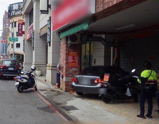 刘女疑似不熟练车况，误踩油门，导致车辆暴衝，撞向左营区一家知名炸鸡店大门；此车祸未波及停在店门口的机车，没有造成人员伤亡。（翻摄照片／林瑞益高雄传真）