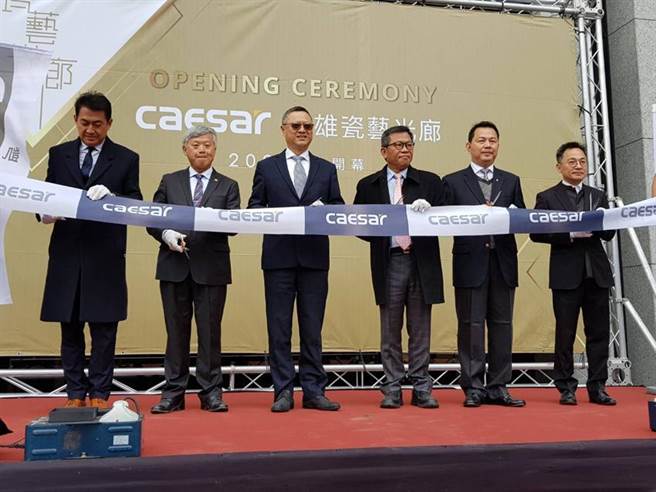 凯撒卫浴董事长萧俊祥（右三）等人12日共同主持高雄旗舰店的开幕。图/顏瑞田