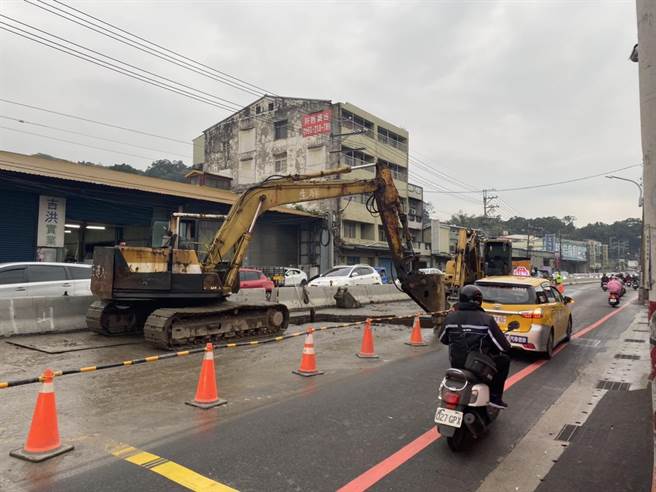 八里龍米路幹道尖峰時段施工　道路塞爆用路人氣炸（戴上容攝）