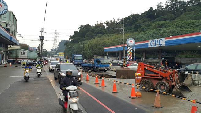 八里龍米路幹道尖峰時段施工　道路塞爆用路人氣炸（戴上容攝）