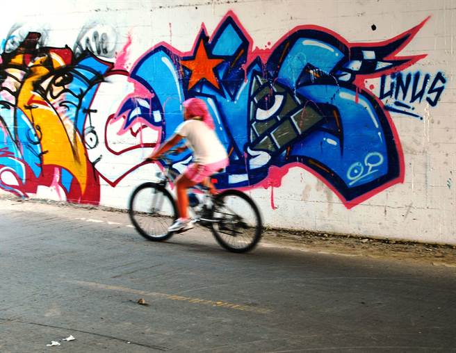 台北市河滨公园内迎风、观山、美堤、福和、景美、成美右岸和左岸等7处堤壁涂鸦区，已在全部涂刷完成，恢復空白墙面，北市水利处欢迎市民朋友前往利用。（台北市水利处提供／张立勋台北传真）