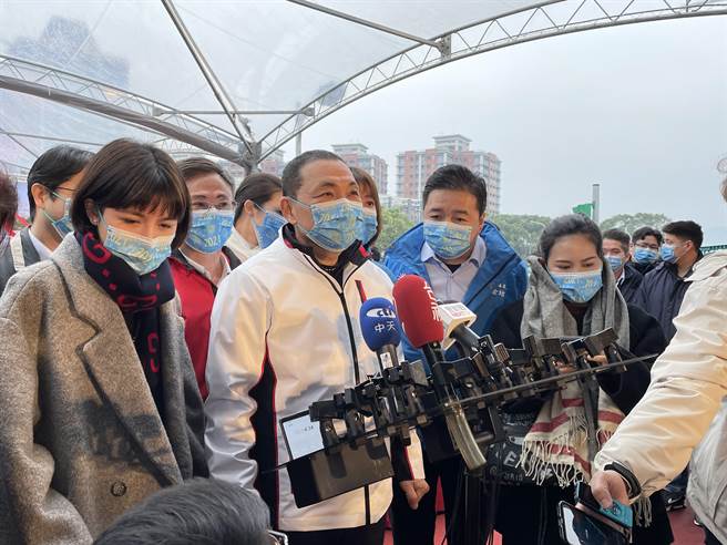 新北市长侯友宜表示，新北市防疫旅馆虽然库存量有下降，但仍足以应付，在这周五前希望扩充428间的量，来满足春节台商返台潮。（记者蔡雯如摄）