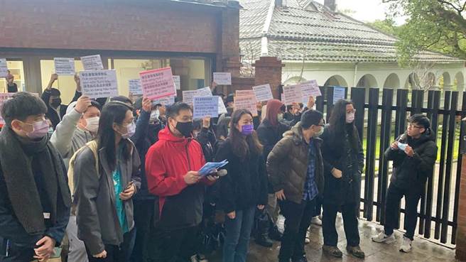 圖為真理大學50多位學生冒低溫聲援張良澤。（資料照 戴上容攝）