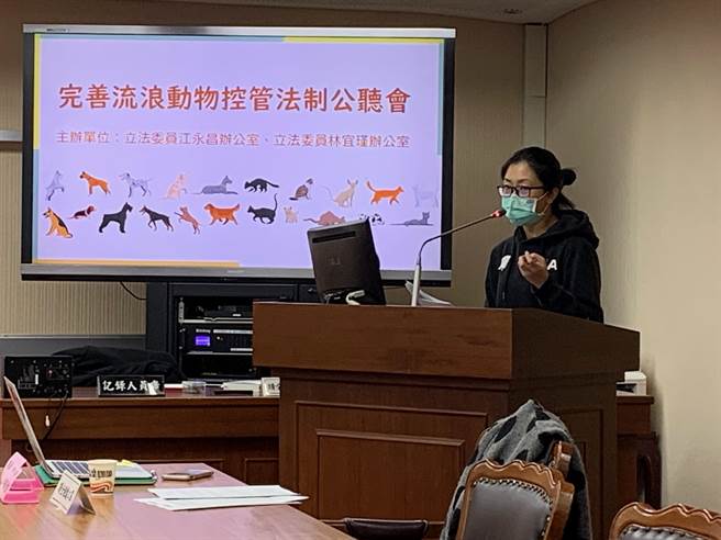 民进党立委江永昌、林宜瑾今举行「完善流浪动物管控法制」公听会，出席的《十二夜》导演刘新锐表示，应该先让结扎跟饲养宠物教育向下扎根，并将流浪猫犬捕捉原则法制化。（林缙明摄）