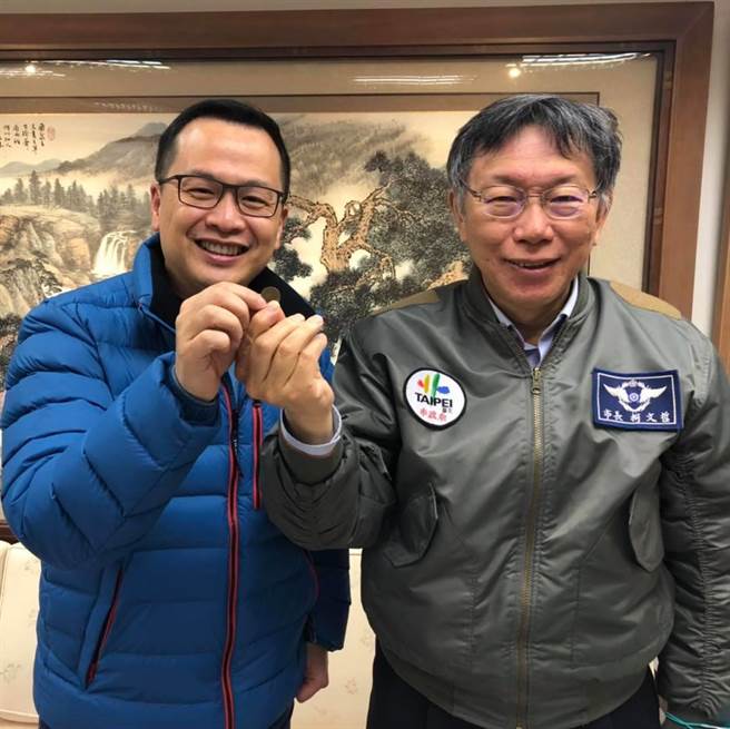 台北市长柯文哲（右）赞助「反莱猪公车」，言而有信让市议员罗智强（左）按讚。（摘自罗智强脸书）