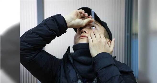 台北市大安區臥龍里長邱奕承遭錢櫃服務員誤把酒精當額溫槍，朝臉部噴3、4下，造成糜爛性角膜炎，現在每天都要點好幾次人工淚液。（圖／張立勳攝）