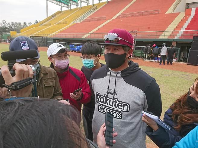 许铭杰重返乐天桃猿担任投手教练，将要求投手群勇于对决。（廖德修摄）