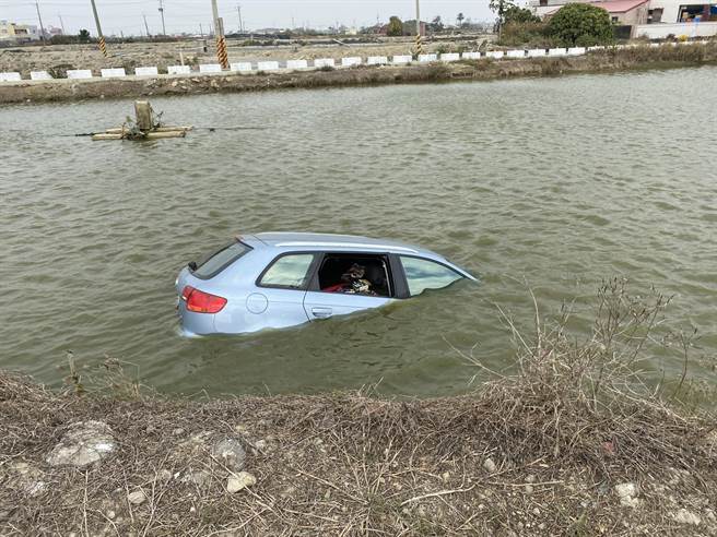 嘉义县义竹乡平溪村11日上午10时许发生轿车衝入鱼塭事故。（嘉义县消防局提供／张毓翎嘉义传真）