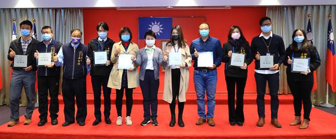 台中市长卢秀燕（中）表扬市府优良採购人员及採购案件，肯定专业表现。（卢金足摄）